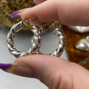 Cute set of 925 solid hoops.